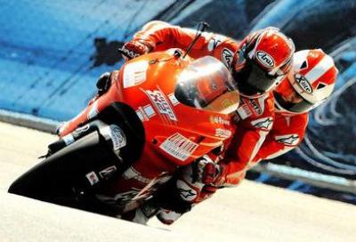 Ducati sostiene Riders for Health: all’asta un giro a Donington con Randy Mamola, in sella alla Desmosedici biposto
